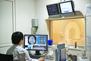 頭部MRI操作室